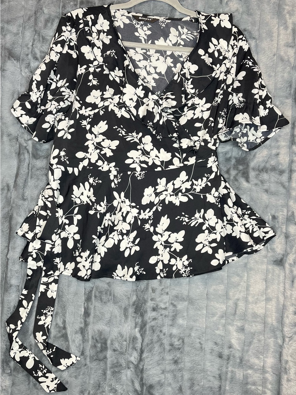 Women’s L Black White Floral Wrap Peplum Top Tie Waist V Neck Flutter Sleeve